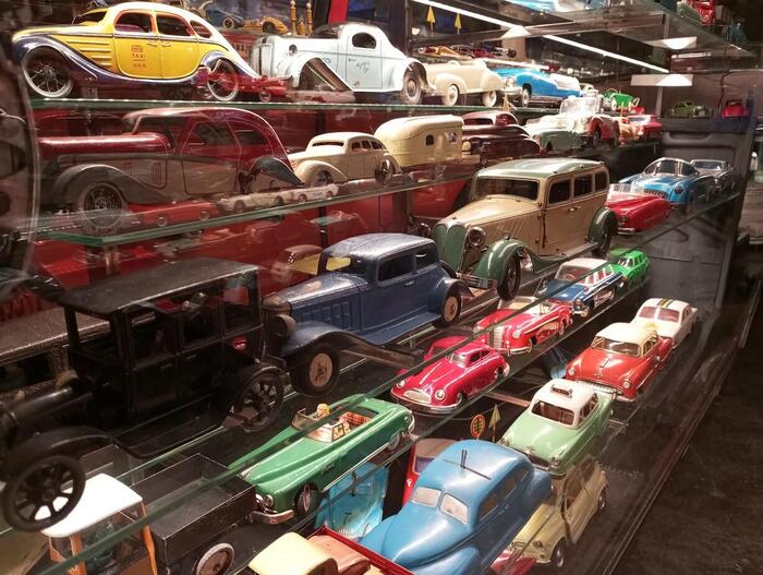 ずらっと並ぶ年季の入った車のおもちゃ