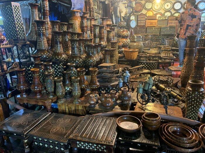 インド全土から集まった職人たちが手がけるハンディクラフトが一堂に並びます