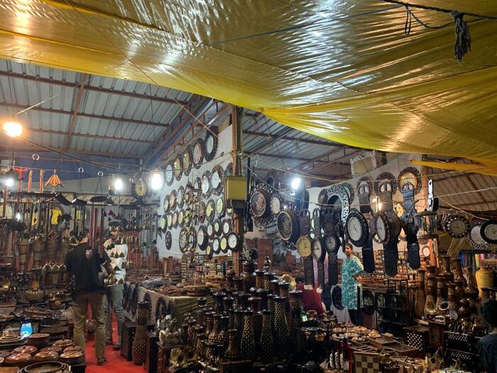 シルパラマムでは、地域の暮らしに根ざした実用品も多く並びます