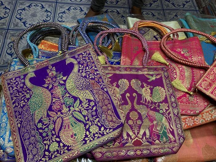 ペイズリー柄やマンダラ、花や孔雀をモチーフにしたアイテム