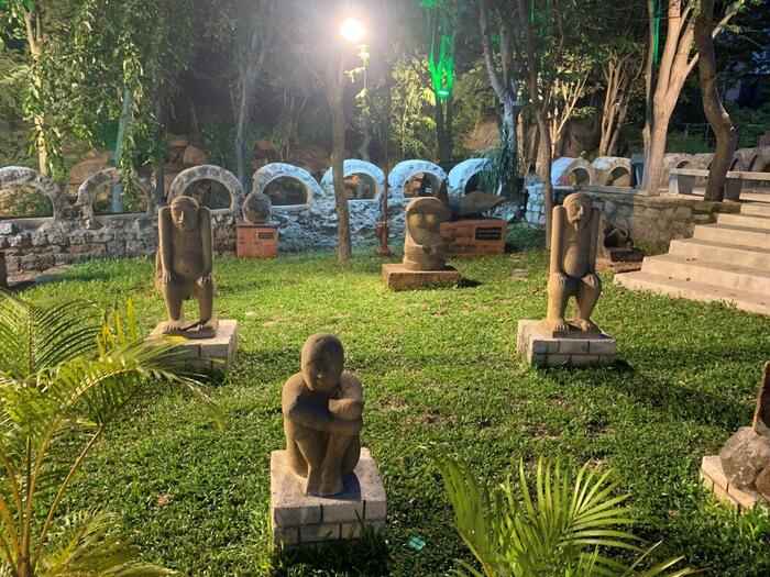 日が沈むと、敷地内の手工芸エリアやステージ、そしてインド神話をモチーフにした彫像がライトアップされる