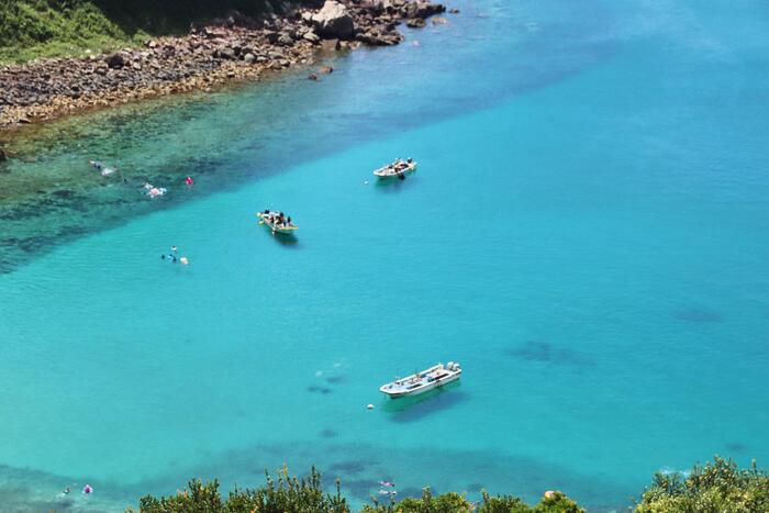 柏島の海は透明度も非常に高く、船が浮いているように見える