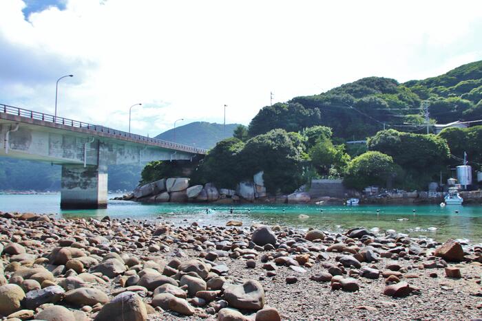 柏島へと繋がる橋の周辺にある柏島ビーチ