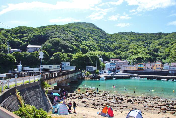 柏島へと繋がる橋の周辺にある柏島ビーチ