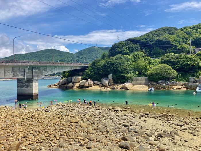 柏島へと繋がる橋の周辺にある柏島ビーチなど周辺