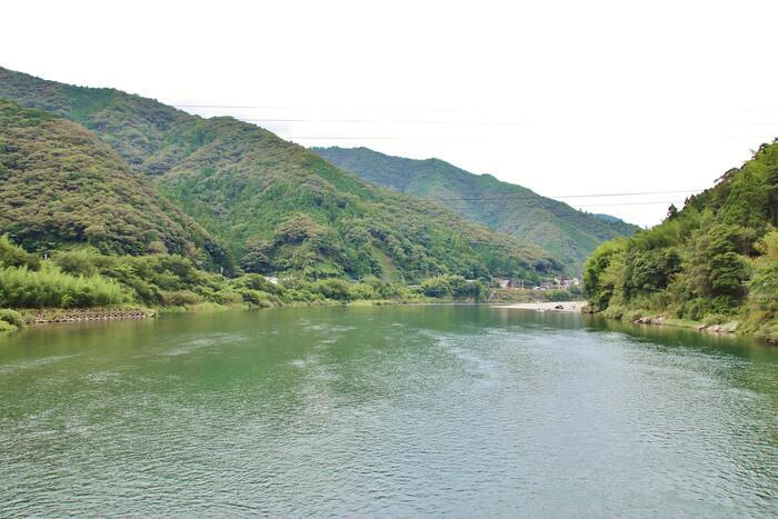 沈下橋といえば、欄干のない橋像