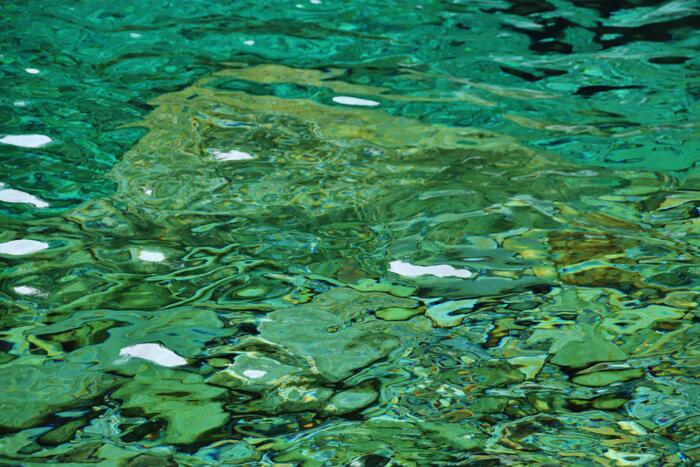 砂防ダムの下あたり深く濃い仁淀ブルー