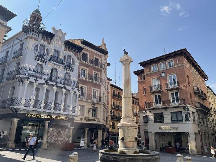 ＜テルエルの町の中心はバルなどが立ち並び賑やかなトリーコ広場＞