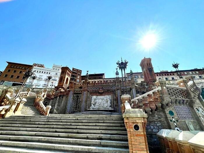 ＜テルエル駅正面のムデハル様式大階段を登ると、突きあたりには2人の悲しい最後のシーンのレリーフがあります（この記事最初の写真がそのアップです）＞