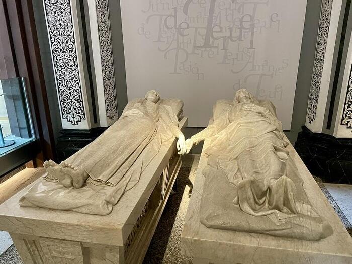 ＜手を繋いでいるように見えて実際は触れ合っていない2人の像。下にはミイラが安置されています＞