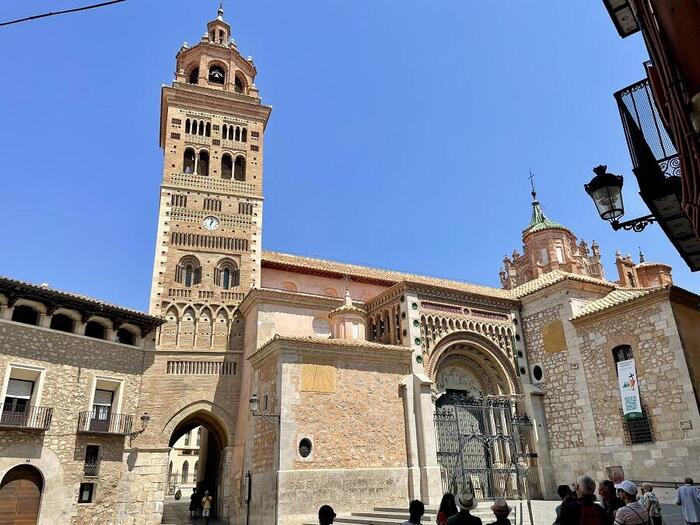 ＜エキゾチックな塔が特徴のテルエル大聖堂＞