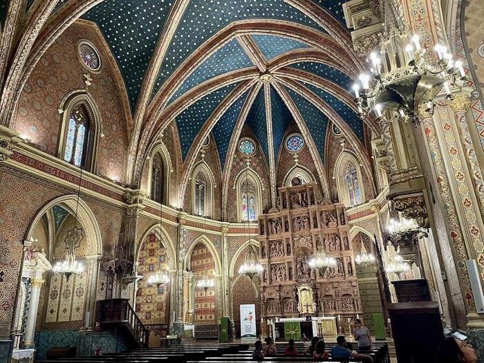 ＜外側からは想像がつかない豪華な教会内部＞