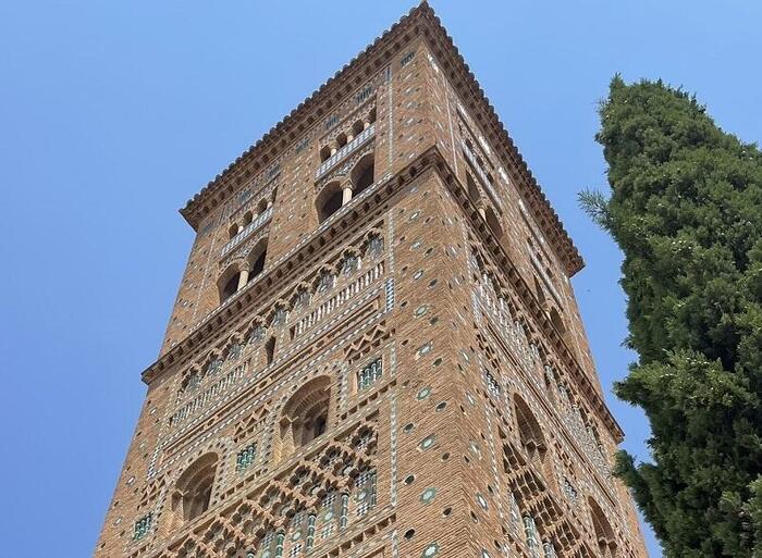 ＜装飾が美しく保存状態がよいサン・マルティンの塔＞