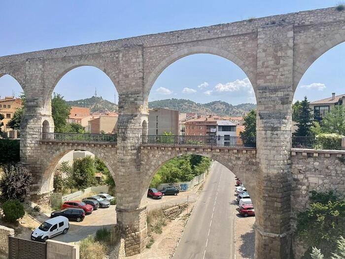 ＜2層のアーチになった16世紀の水道橋＞
