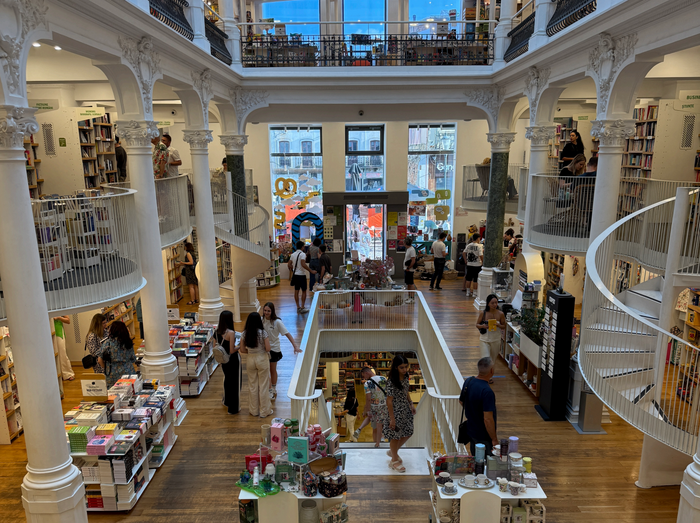 店内には1階から3階まで書籍、デザイン雑貨、文房具が並ぶ