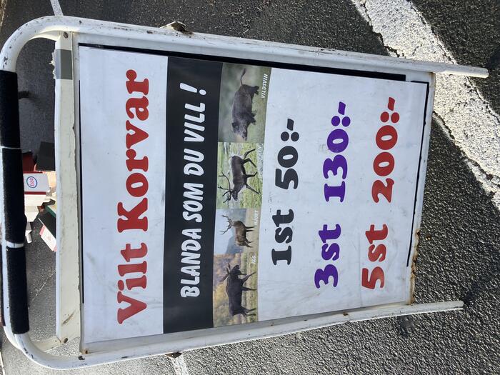 野生の熊や鹿、ヘラジカなどの加工肉や生肉の看板