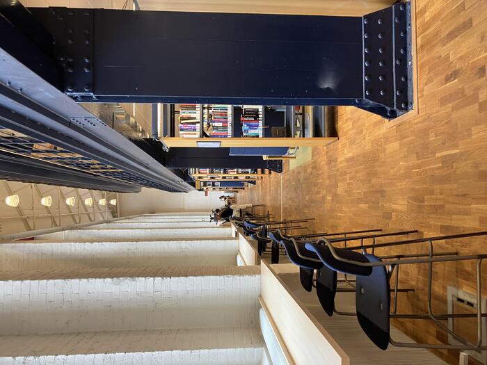 図書館などの公共の場　座りやすい椅子