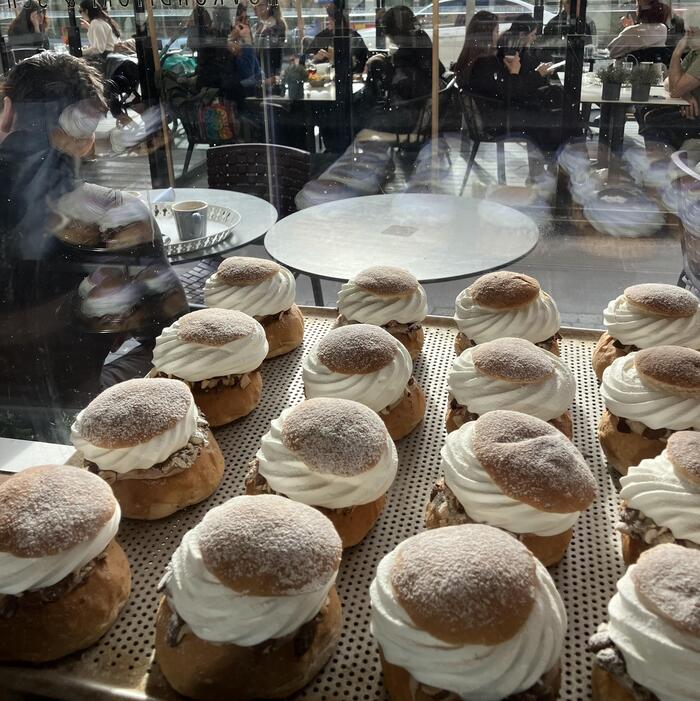 コーヒーやお茶を飲みながら甘いスイーツやサンドイッチを楽しむ「Fika（フィーカ）」