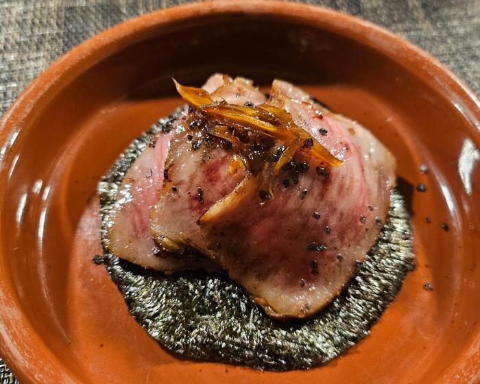 ＜目の前で炭火で炙った和牛の寿司は口の中でとろける美味しさ