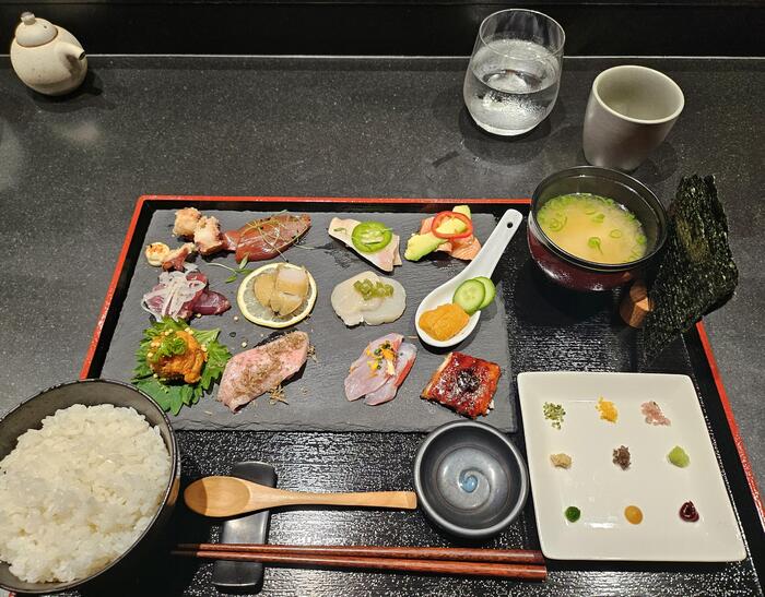 旬の魚介12種類を贅沢に盛り合わせ、ご飯や海苔、ハワイアンソルトなど好みの組み合わせで味わえる、目にも舌にも嬉しいメニュー