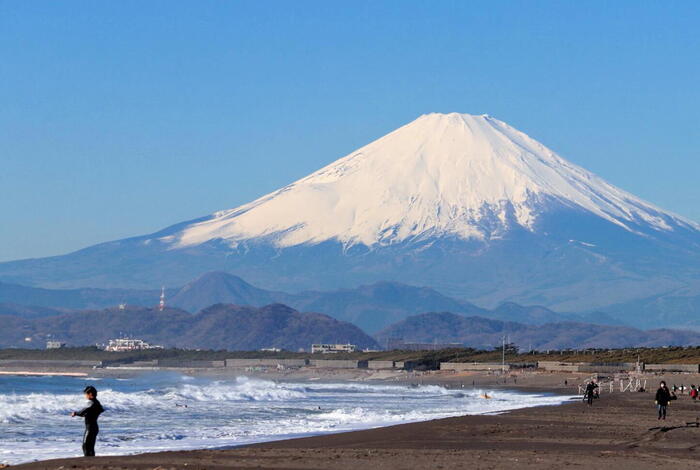 雄大な富士山が見下ろす辻堂海岸
