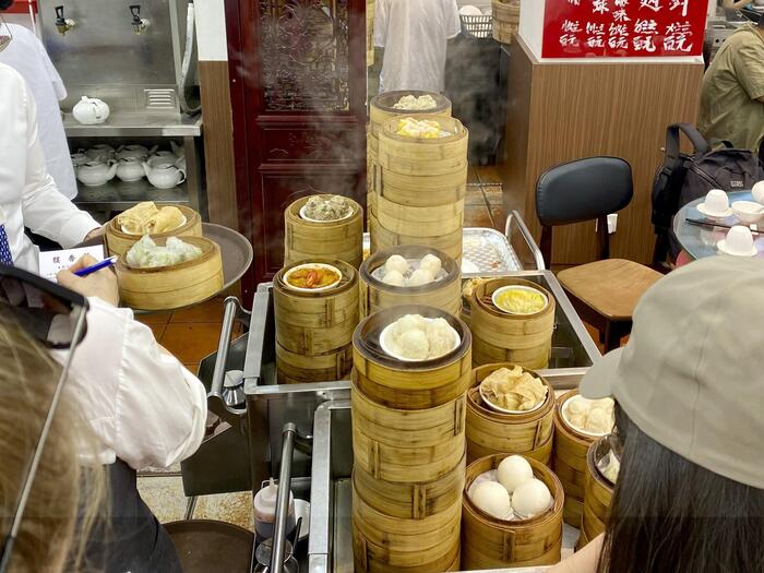 カートの上に並ぶ点心は、変わるがわる異なる種類が厨房から出てきます