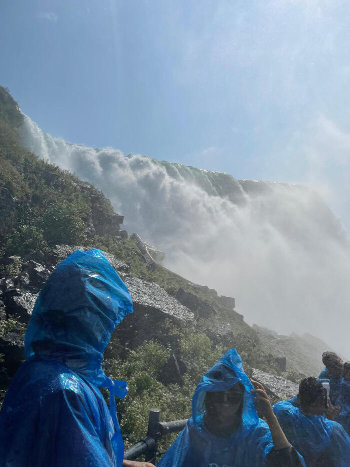間近でアメリカ滝のスケールを実感できます