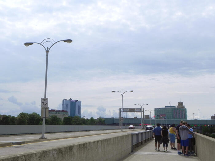 レインボーブリッジをカナダに向かって歩く人たち