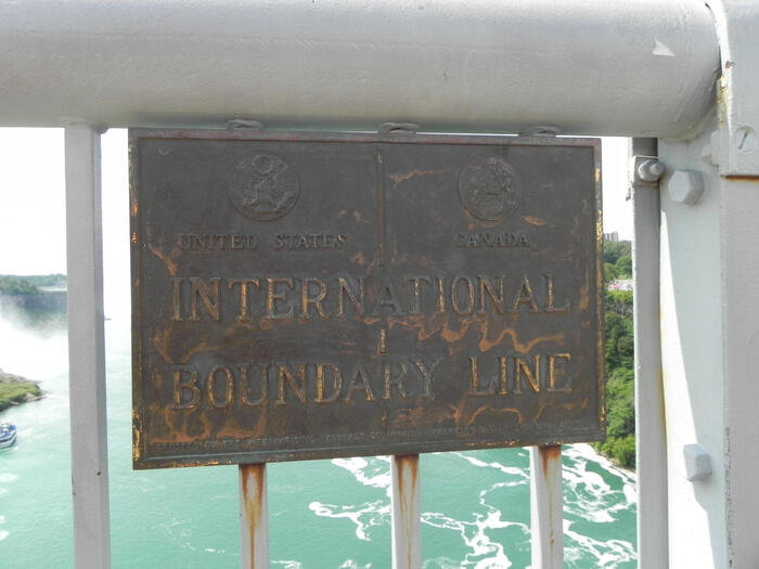 レインボーブリッジの中腹にある国境線を示す看板