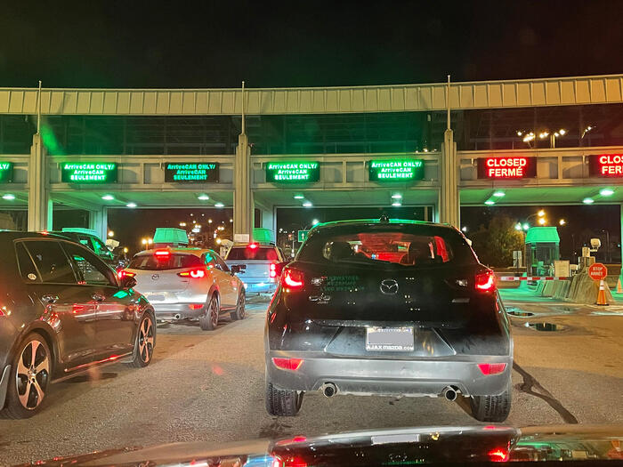 カナダ入国で並ぶ車の列