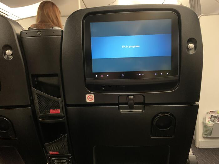 素晴らしい収納付きのシート。車のドリンクホルダーのようなものがテーブル背面