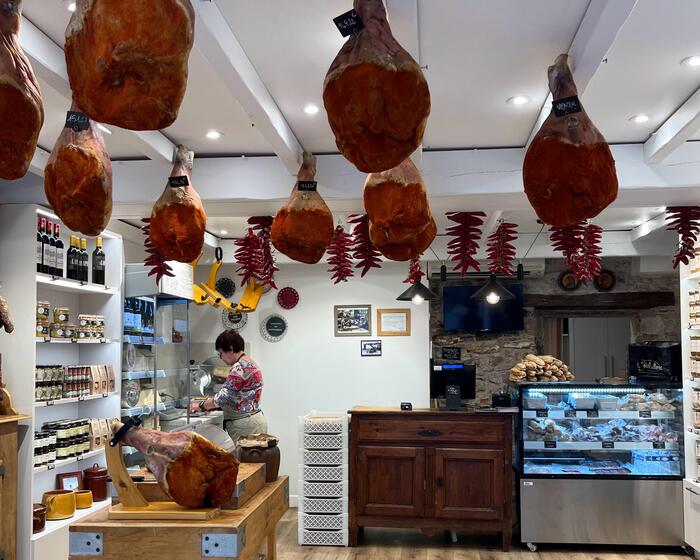 生バムを筆頭に乾燥ソーセージ、パテなどの加工肉