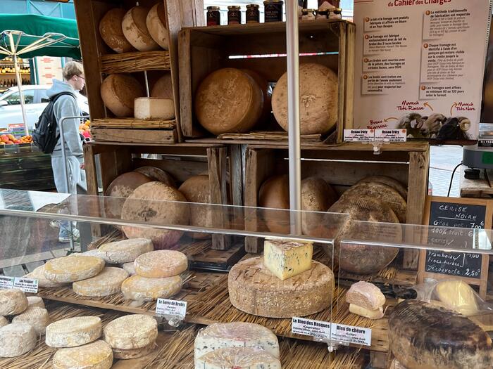 バスクチーズは、羊乳で作られたハードタイプが代表格