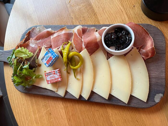 セラーノ生ハムと羊乳チーズ オッソ・イラティの盛り合わせ