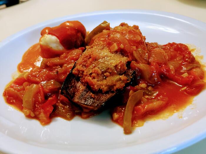 お惣菜屋で調達したナスの肉詰めピペラードソース添え