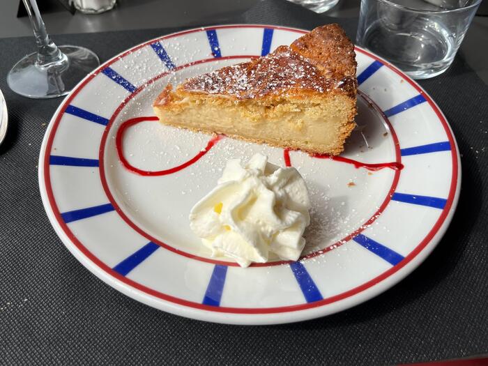 ガトーバスク！サブレクッキーのようなサクサク生地に、さくらんぼコンフィチュールやクリームを入れて焼き上げた素朴な伝統菓子