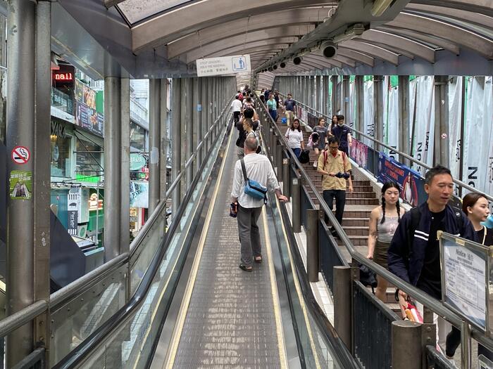 ミッドレベルへと続くヒルサイド・エスカレーター