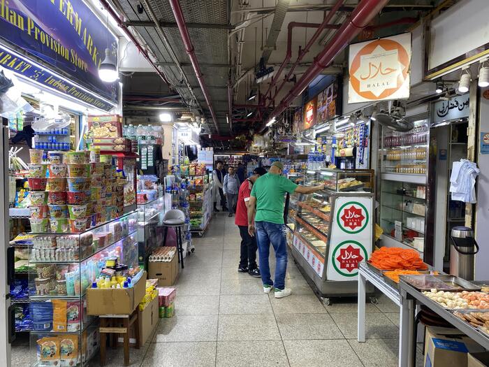 さまざまな国の雑貨店がひしめくグランドフロア