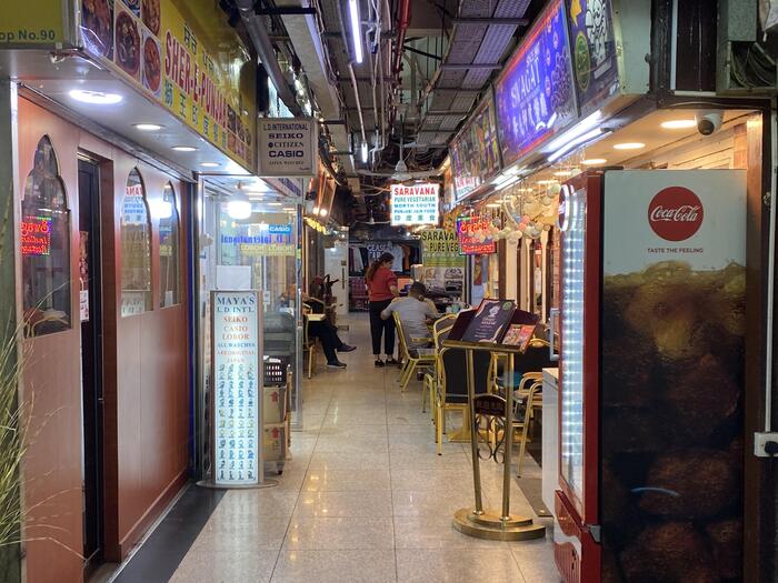 エスニック料理店が軒を連ねる２階