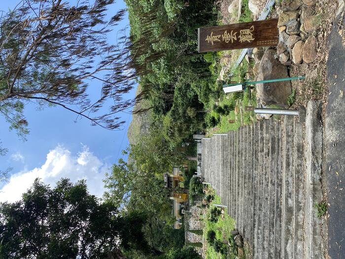 青雲観（道教の施設）の石像の後方に見えるのが青山禅院の入口