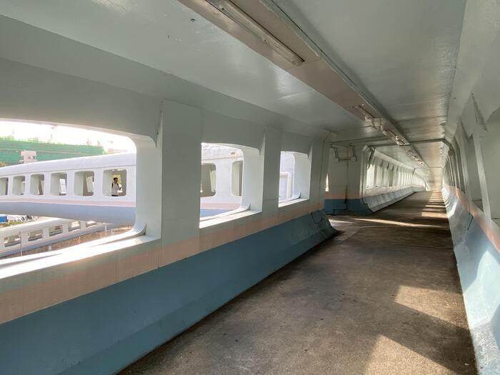 香港の地下鉄をモチーフにした独特なデザインとパステルカラーが特徴的な志明橋＞