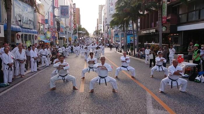 2024年空手の日イベント時、国際通りでの集団演武。写真真ん中は伝統沖縄剛柔流空手道連盟、蔵元雅一師範