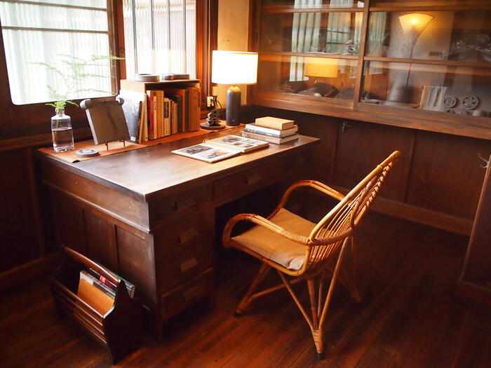 「村田製瓦店」当時に使われていたデスクなども活かして、スタイリング