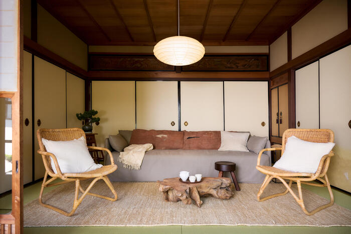 ＜リビングルームは、ソファやチェアを置き、リラックスできる空間に＞