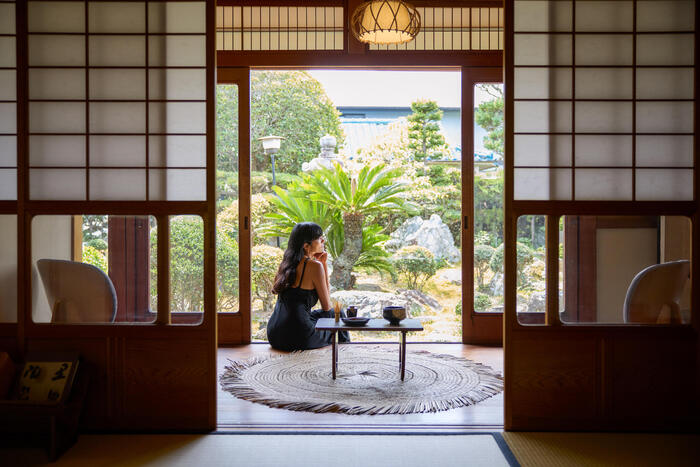 ＜「離れ」からはお庭が見える＞