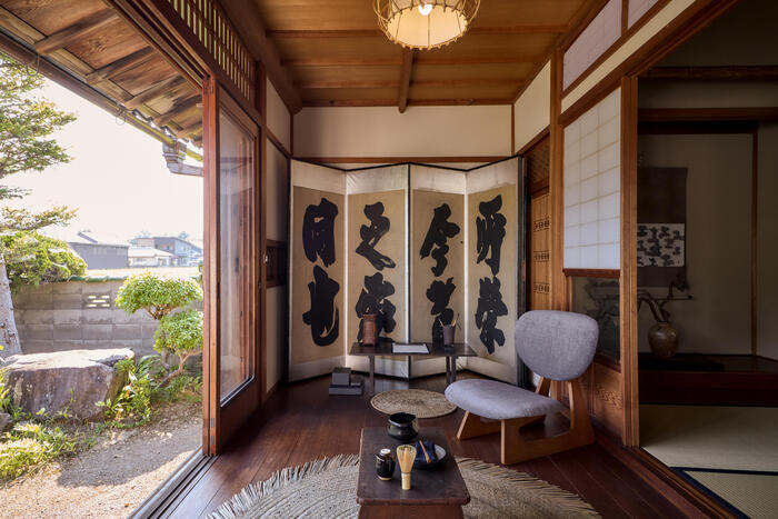 ＜広い縁側にはチェアやテーブルと共に書道セットも＞