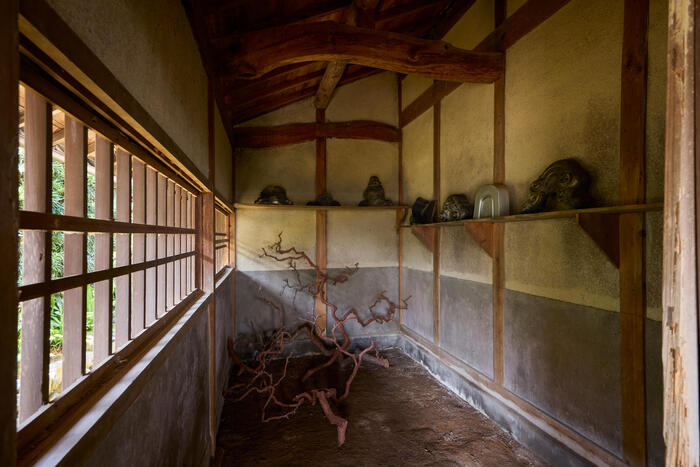 ＜蔵は、ギャラリースペースとして瓦やアカマツが飾られている＞