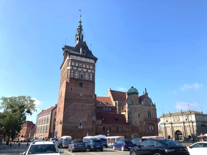 旧市街の入口「高い門」（右）と、隣に立つ「囚人塔」（左）