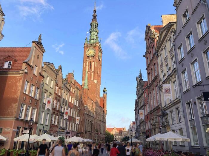 ドゥーギ通りの左手にそびえる市庁舎