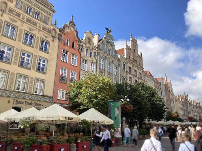 装飾的なファサードが美しいドゥーギ広場の建築群